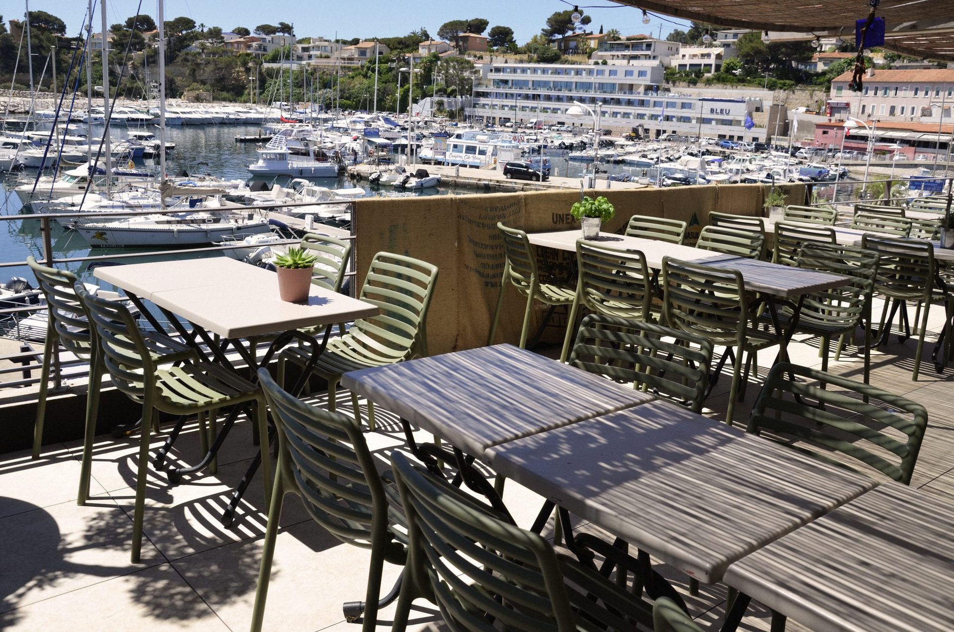 Vue d'ensemble terrasse côté rue, chaises Nardi agave